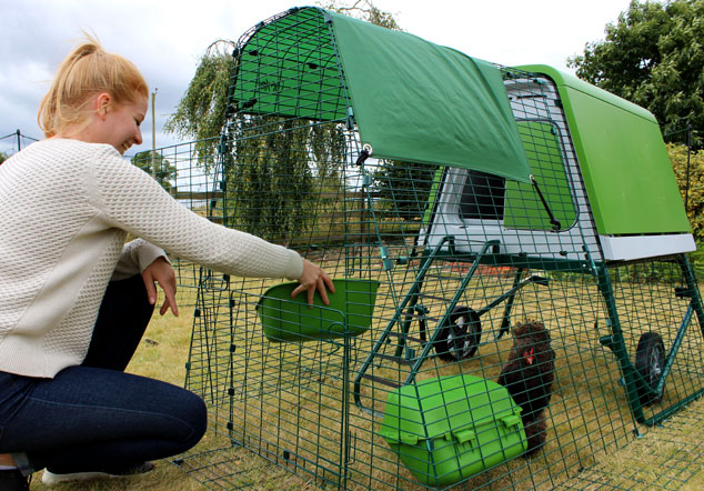 Der grüne Eglu Go Up Hühnerstall sieht großartig im Garten aus und Hühner lieben ihn
