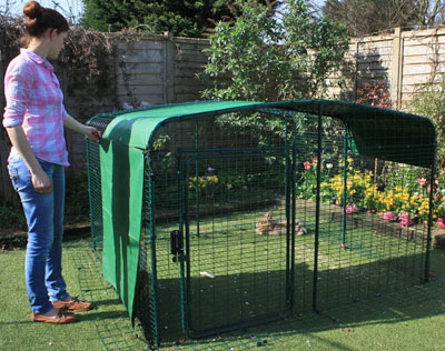 Combina varias cubiertas para mantener a tus conejos protegidos del viento y la lluvia