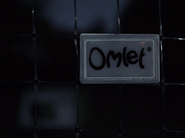 Człowiek otwierający bramkę Ogrodzenia Omlet
