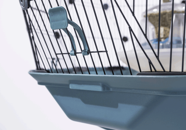 En enkel animasjon som viser en av de fem klypene som fester metallnetting-toppen til basen av fugleburet i en åpnet og lukket posisjon