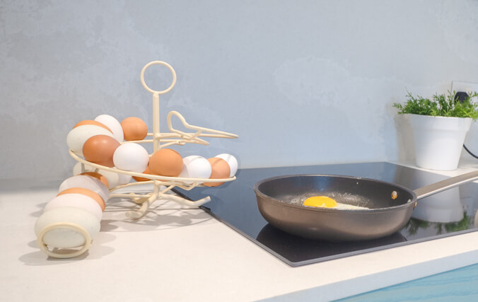 présentoir à œufs couleur crème dans une cuisine moderne
