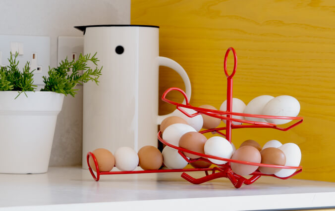 présentoir à œufs rouge dans une cuisine moderne