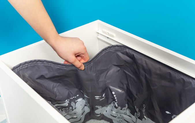 Un revêtement gris en plastique installé dans un bac à litière
