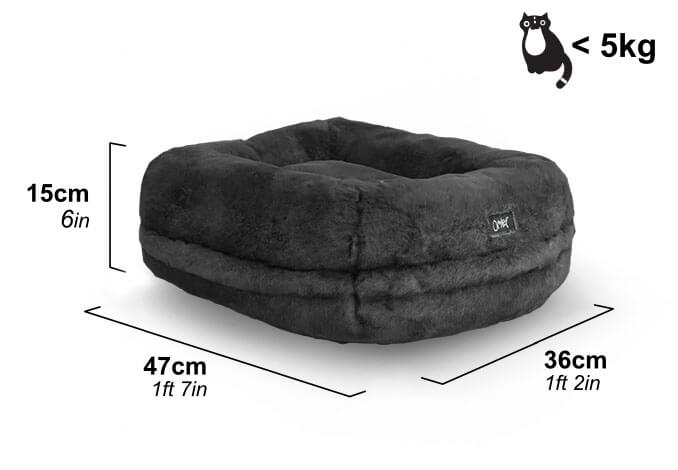 Grafika przedstawiająca wymiary wyjątkowo miękkiego łóżka dla kota w kształcie pączka